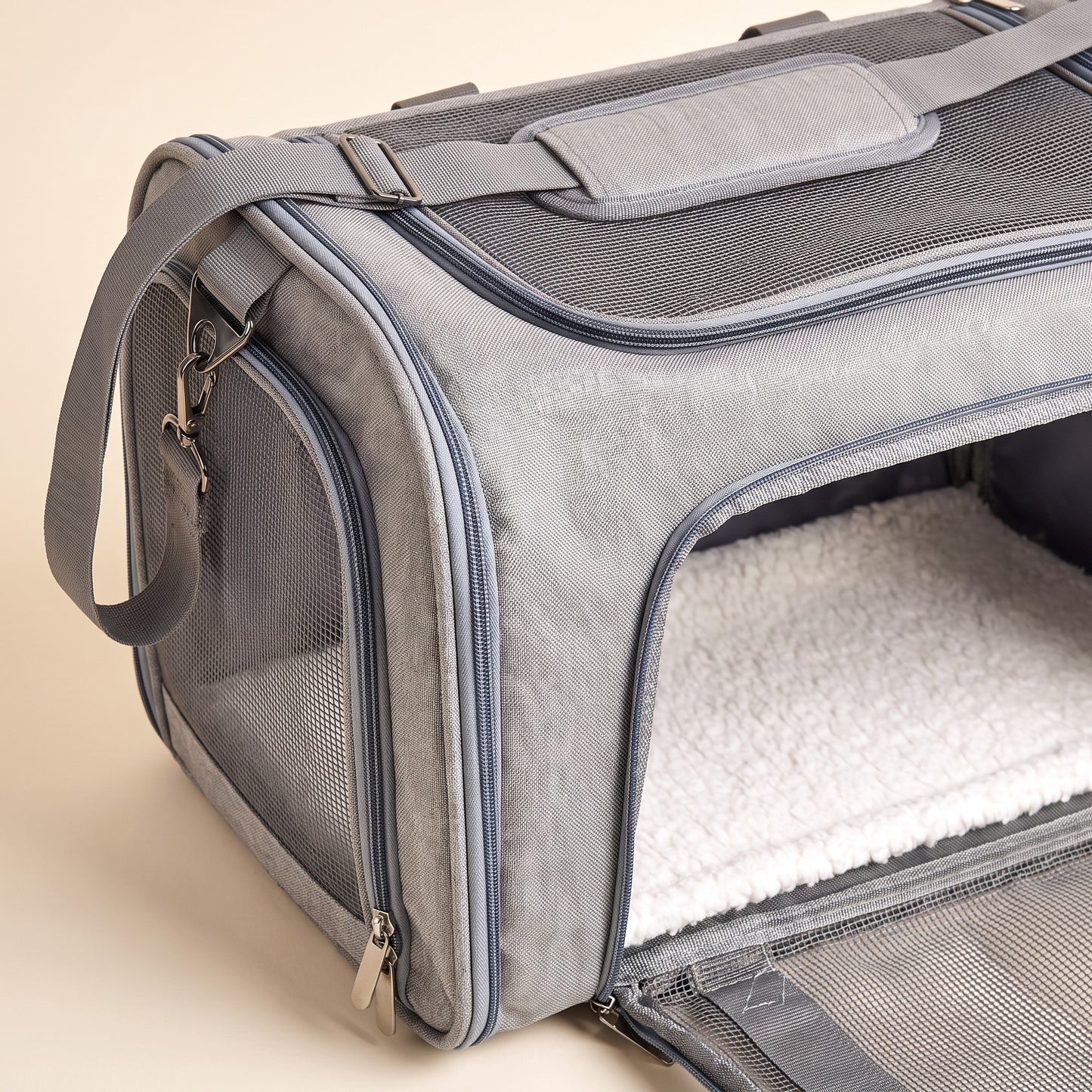 Soft-Sided Collapsible Pet Carrier, close-up detail