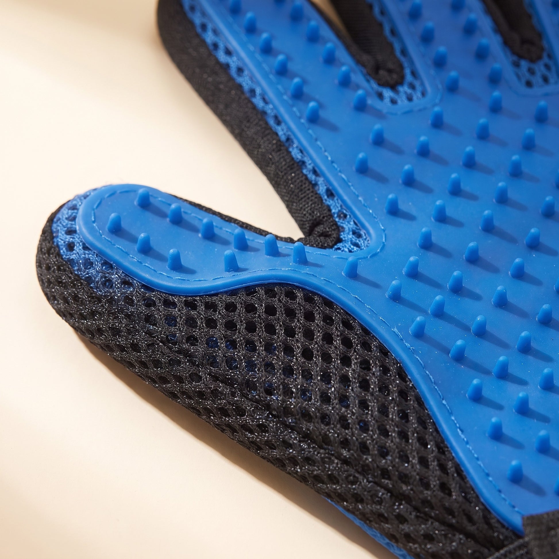 Deshedding Grooming Glove for Dogs and Cats, close-up detail