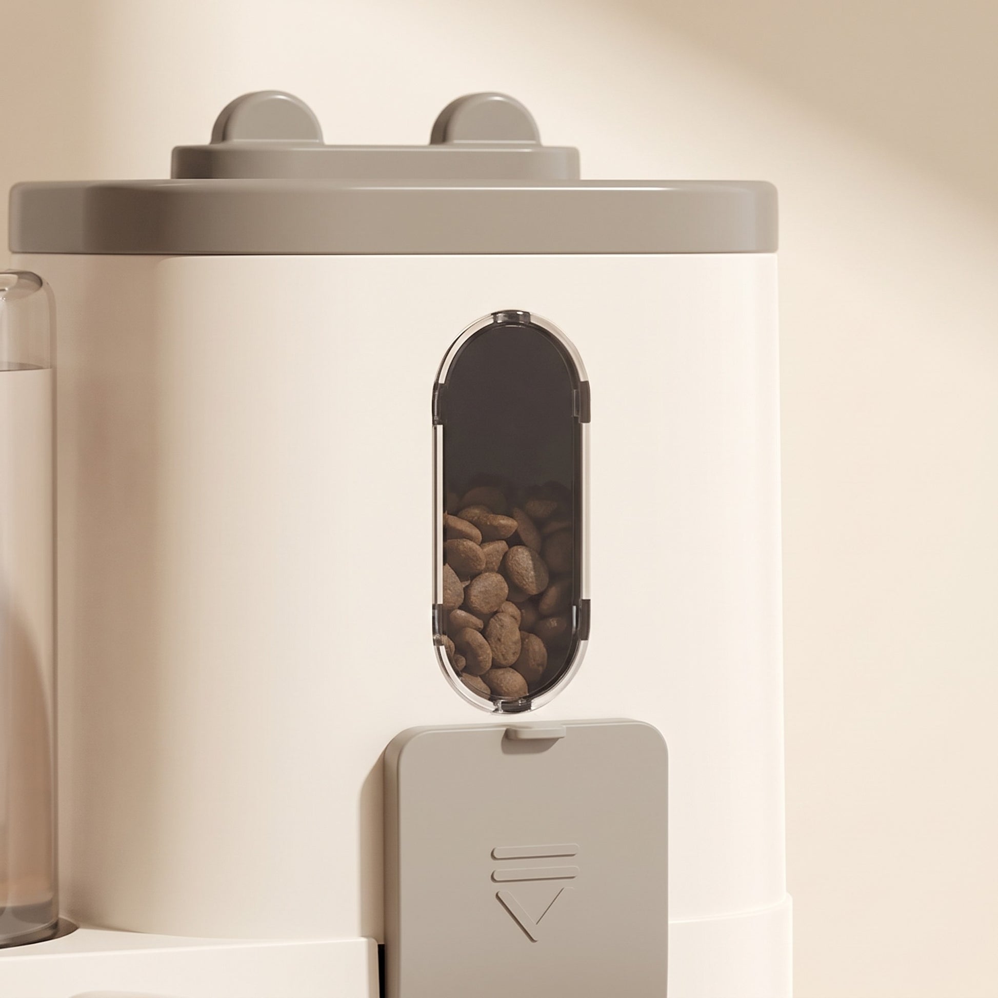 2-in-1 Gravity Food and Water Station, close-up detail