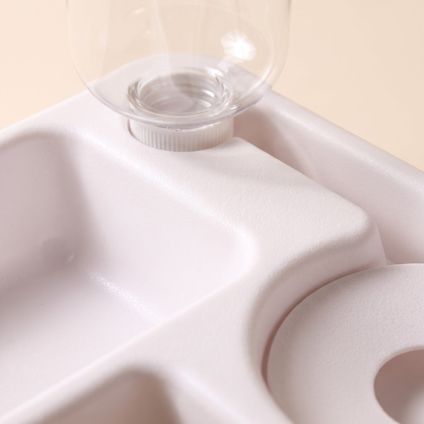 Gravity Water and Food Bowl Set, close-up detail