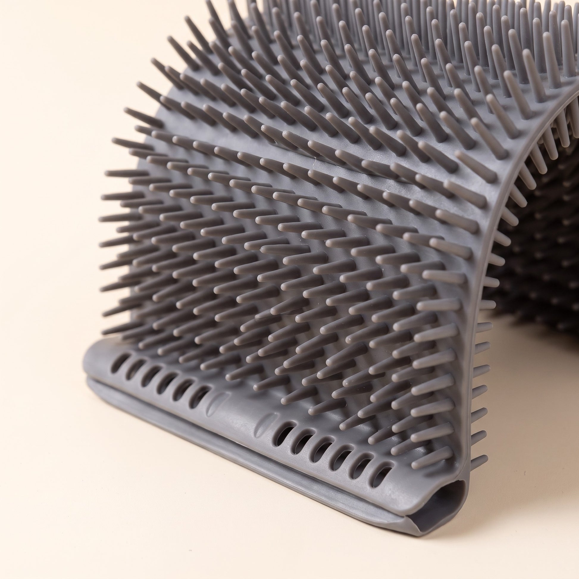 Corner Self-Groomer Brush for Cats, close-up detail
