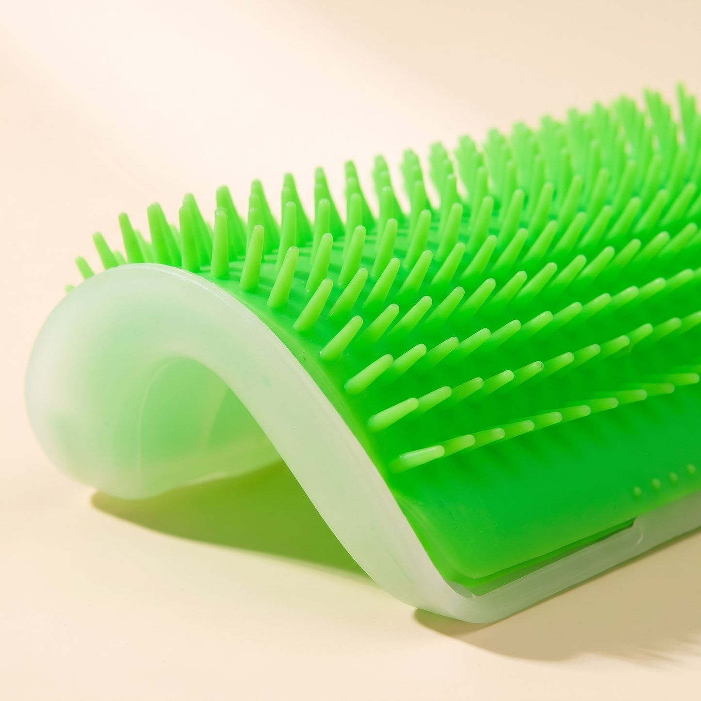 Arched Corner Self-Groomer for Cats, close-up detail