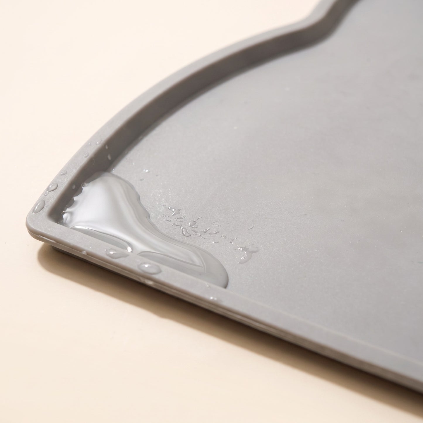 Silicone Feeding Mat with Raised Lip, close-up detail