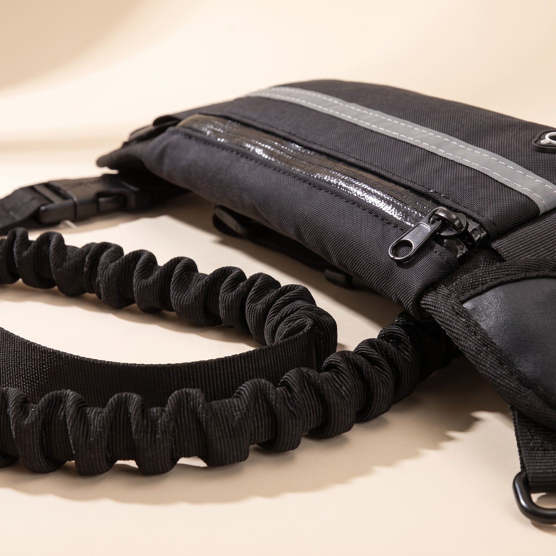 Hands-Free Leash with Waist Pack, close-up detail