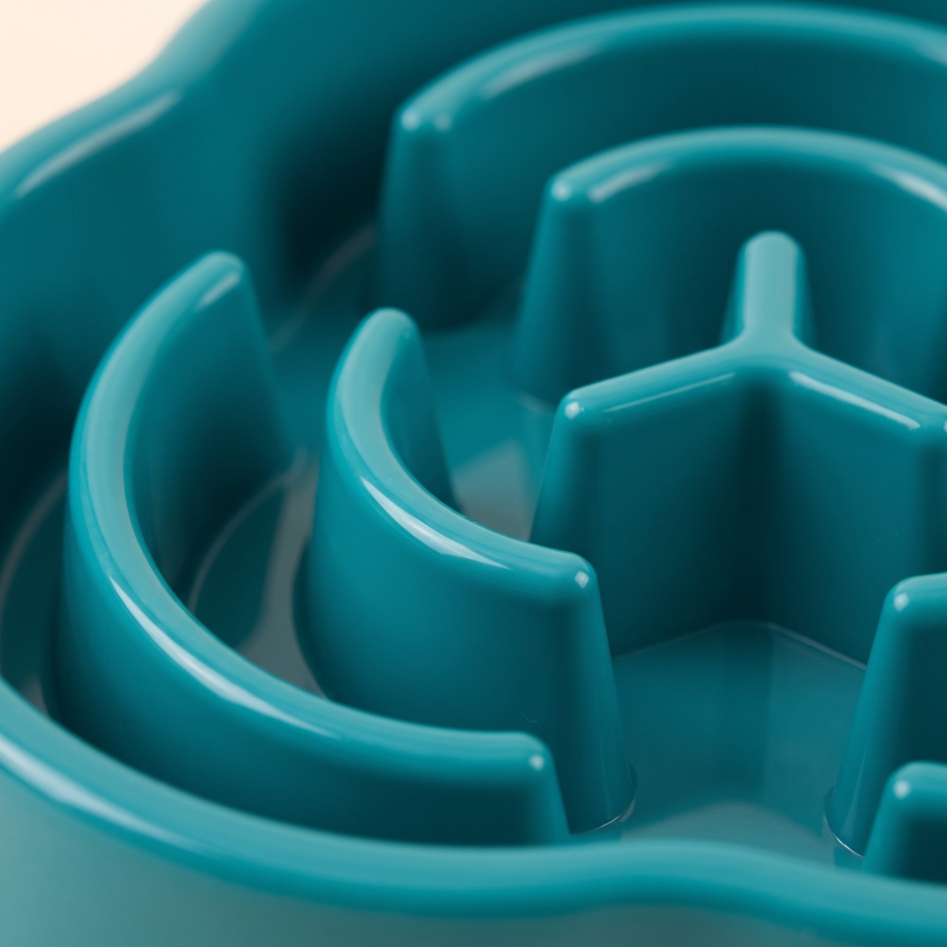 Maze Slow Feeder Bowl, close-up detail