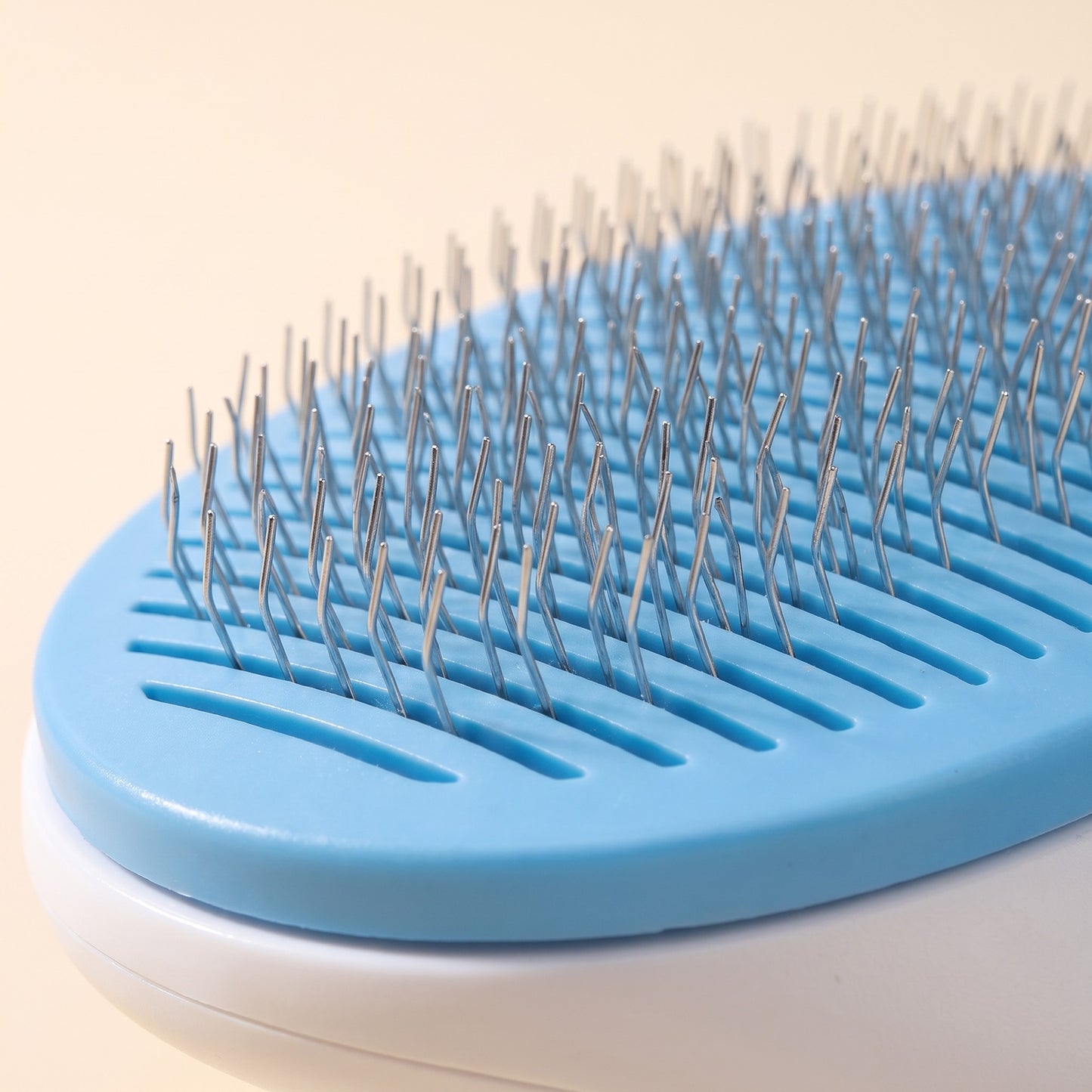 Self-Cleaning Slicker Brush, close-up detail