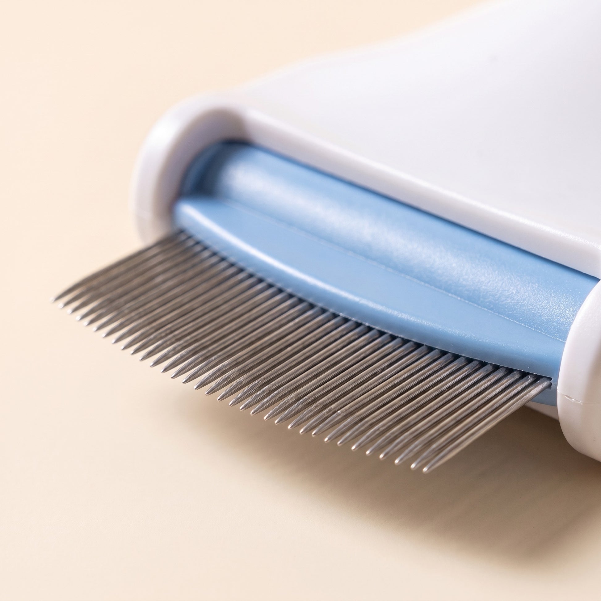 Electric Flea Removal Comb with Filter, close-up detail