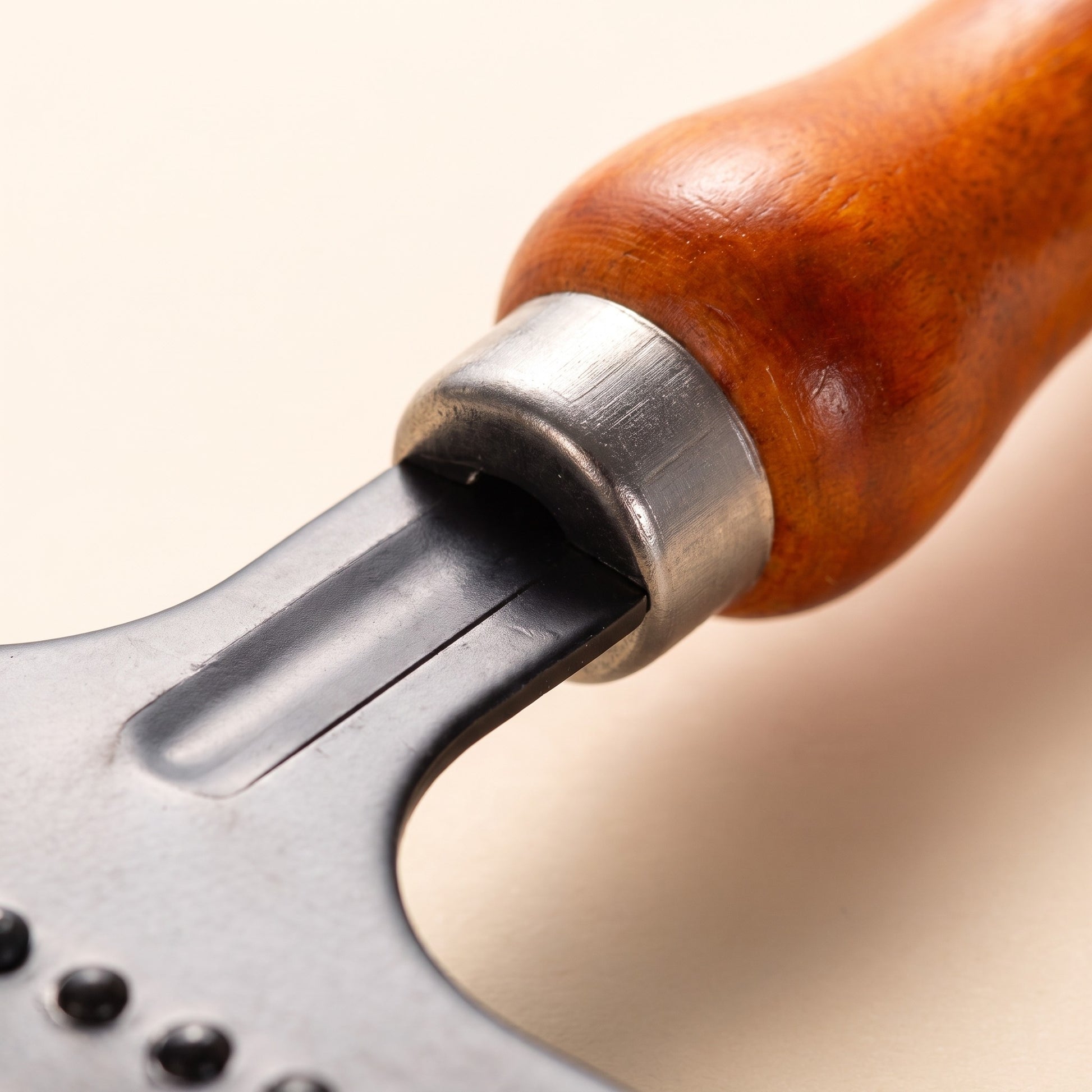 Wooden Handle Undercoat Rake, close-up detail