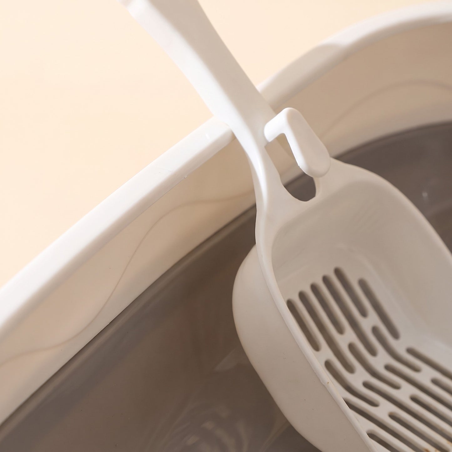 Splash-Proof High-Rim Litter Box, close-up detail
