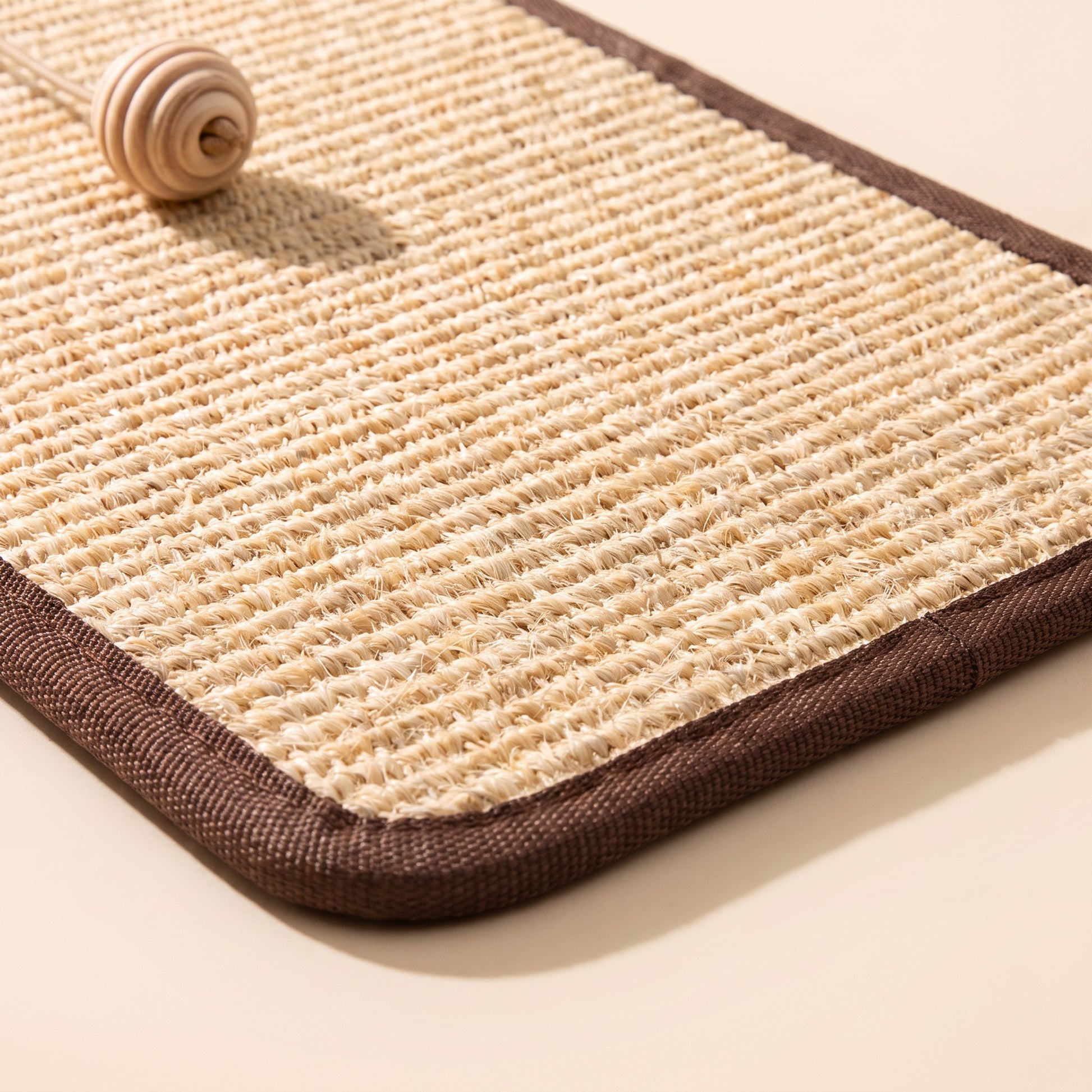 Sisal Scratch Mat with Hanging Ball, 20 x 40 cm, close-up detail