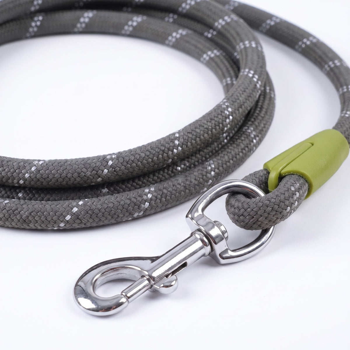 Reflective Rope Dog Leash with Alloy Hook, close-up detail